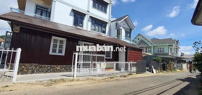 cho thuê ngôi nhà nhỏ cổ xưa, mặt tiền,đầy đủ tiện nghi