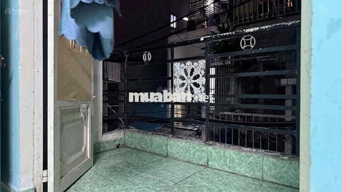 Phòng có ban công lầu 1 WC ngay bên ngoài tại hẻm Hoàng Diệu sát Q1