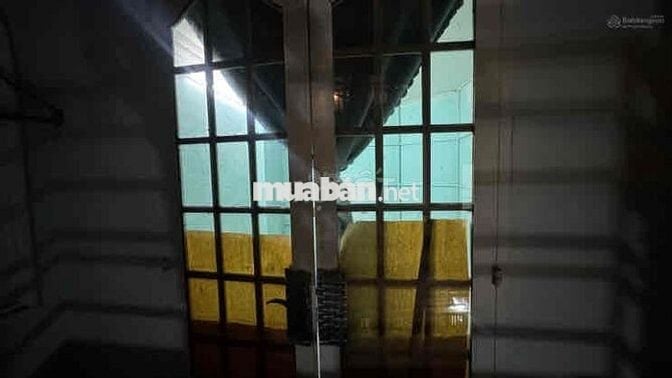 Phòng có ban công lầu 1 WC ngay bên ngoài tại hẻm Hoàng Diệu sát Q1