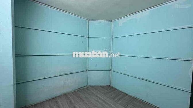 Phòng có ban công lầu 1 WC ngay bên ngoài tại hẻm Hoàng Diệu sát Q1