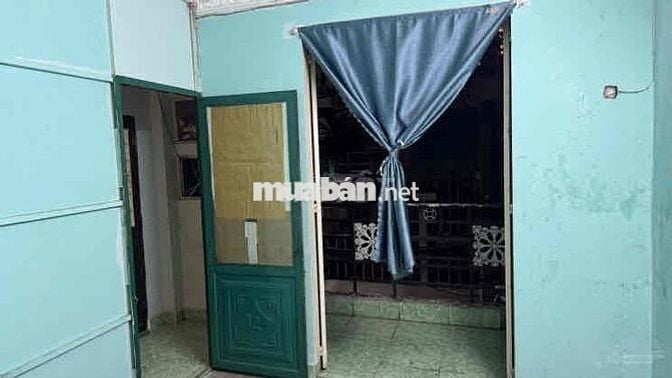Phòng có ban công lầu 1 WC ngay bên ngoài tại hẻm Hoàng Diệu sát Q1