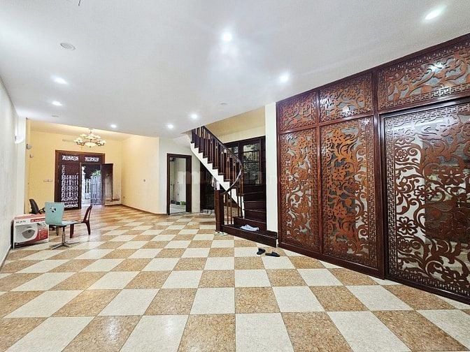 Phố Cầu Giấy – Ô Tô Tránh – 135 M2 – 4 Tầng – MT 7.2 M – Giá 43.7 Tỷ. 