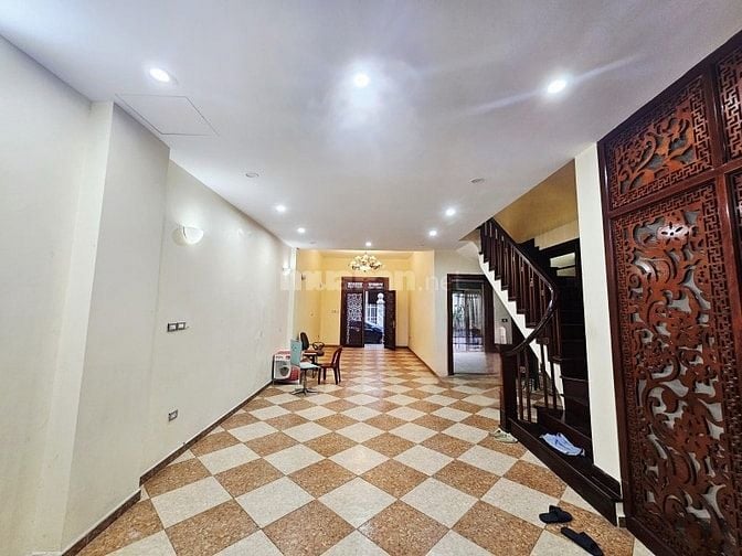 Phố Cầu Giấy – Ô Tô Tránh – 135 M2 – 4 Tầng – MT 7.2 M – Giá 43.7 Tỷ. 