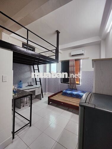 Phòng gác đẹp cửa sổ trời rộng ban công gần BV Chợ rẫy, đầm sen nước