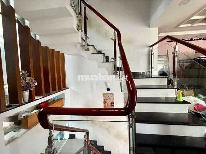 Gần ST Emart 2, Nhà 4 Tầng Xe Hơi Ngủ Trong Nhà 6 Phòng, Ngang 10m