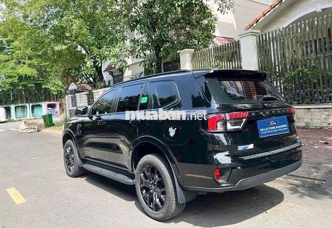 Everest Sport Đen 2023