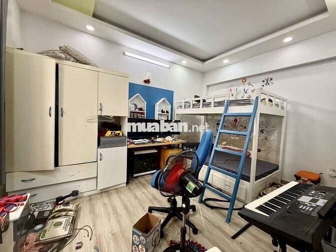 Gần ST Emart 2, Nhà 4 Tầng Xe Hơi Ngủ Trong Nhà 6 Phòng, Ngang 10m