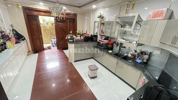 Chỉ 8 tỷ 1, MT Trần Hưng Đạo, 4 Tầng, Ngang 4.5, Sổ Hoàn Công Đầy Đủ