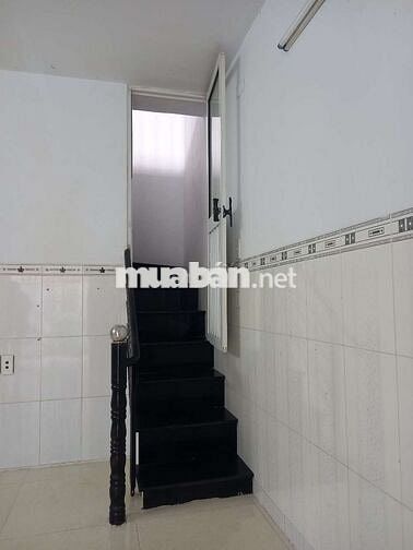 Cho thuê nhà Dt 4m×7m 1 trệt 1 lầu, gần chợ Đông Thạnh. 3,5tr/1th