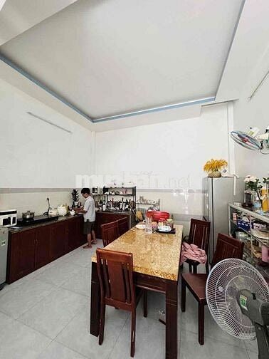 CĂN HỘ DỊCH VỤ 4 TẦNG DT -28M*12M – THU NHẬP 100 TR giá 17.9T