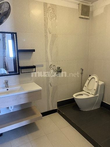 Chính chủ bán nhà 590/E8 Cách mạng tháng 8. 