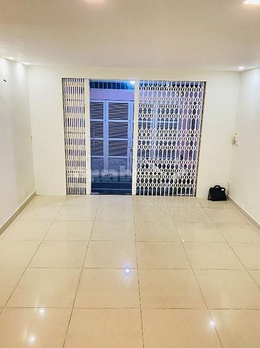 Chính chủ bán nhà 590/E8 Cách mạng tháng 8. 