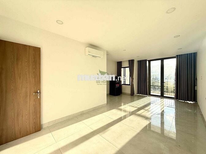 CHO THUÊ NHÀ CÓ 5 PHÒNG CĂN HỘ CÓNTHANGS MÁY FULL NỘI THẤT GẦN BIỂN