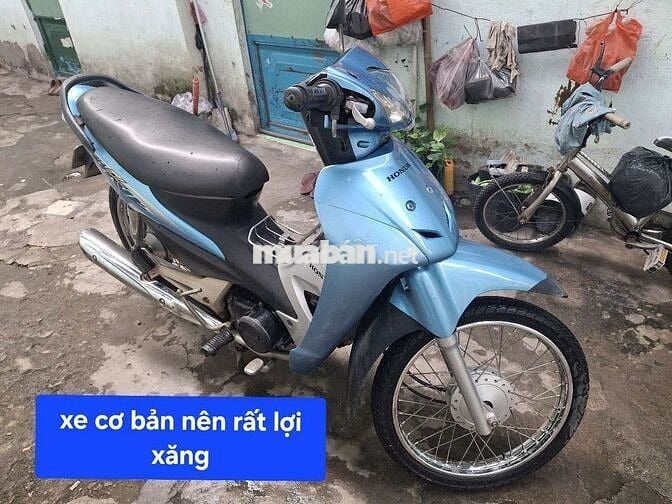 Xe wave alpha, gia đình đi, lợi xăng, dáng xe mới.