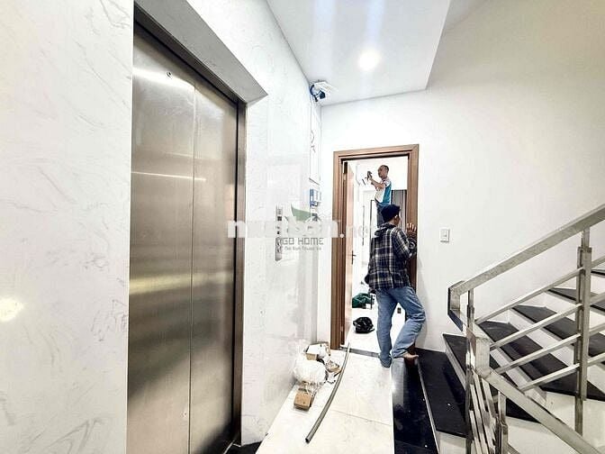 CHO THUÊ NHÀ CÓ 5 PHÒNG CĂN HỘ CÓNTHANGS MÁY FULL NỘI THẤT GẦN BIỂN