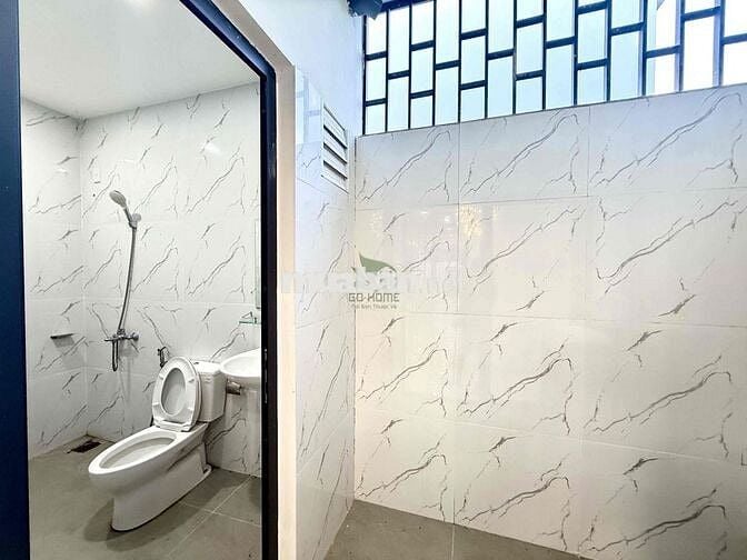 CHO THUÊ NHÀ CÓ 5 PHÒNG CĂN HỘ CÓNTHANGS MÁY FULL NỘI THẤT GẦN BIỂN