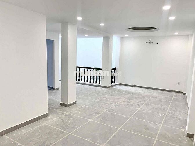 CHO THUÊ NHÀ MẶT TIỀN NGANG 8M KHU BÀN CỜ TRUNG TÂM