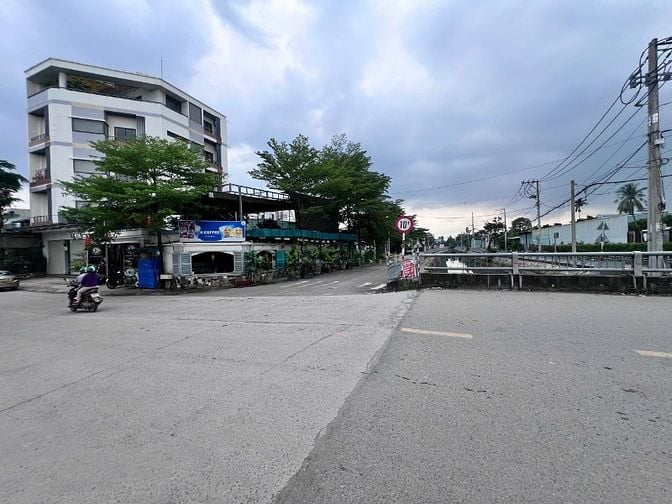 BÁN NHÀ GÓC 2MT Quán Cafe. Và Toà Nhà Dịch Vụ