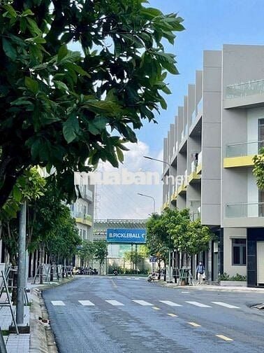 Nhà phố Dĩ An 4 tầng giá rẻ, sát Làng ĐH, 5 PN phù hợp cho thuê, an cư