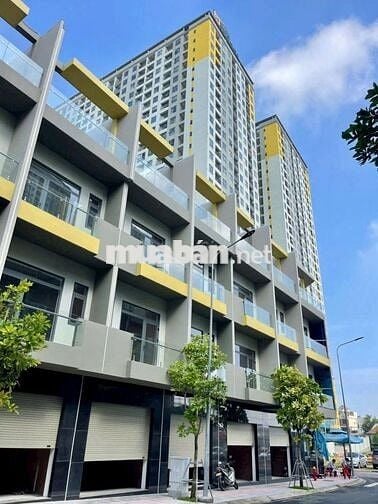 Nhà phố Dĩ An 4 tầng giá rẻ, sát Làng ĐH, 5 PN phù hợp cho thuê, an cư