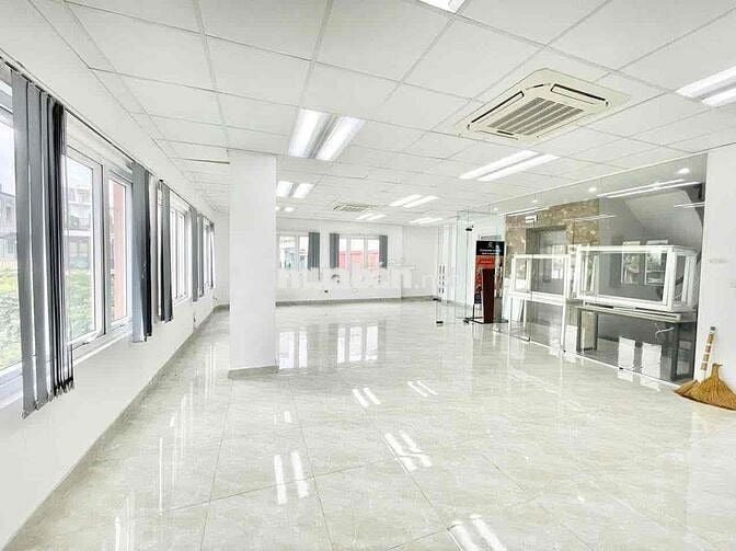 Cho thuê văn phòng tại Huỳnh Thúc Kháng 110m2 giá chỉ 20t full kính