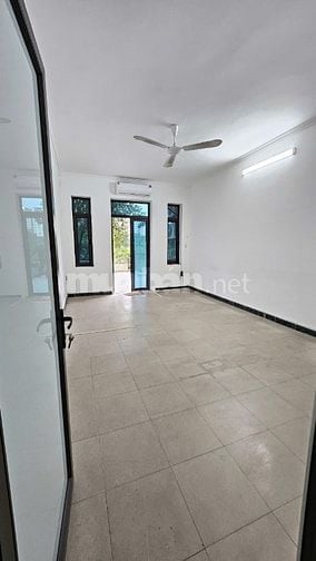 Cho thuê nhà ngõ 110 Trung Kính, DT 92m2 x 5 Tầng, Mặt tiền 4.5m, 9P