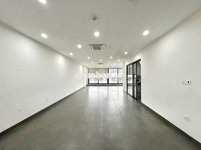 Trần Nhân Tông sàn 100m2, 25tr, mặt tiền rộng, đường 3 ô tô tránh nhau