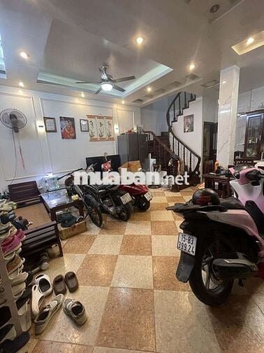 Bán nhà Nguyễn Văn Cừ, Lô Góc, Nhà Dân Xây, Mặt Tiền Rộng.