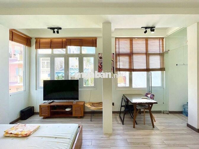 Căn hộ trung tâm ~55m2 cửa sổ trời điện nước nhà nước gần cầu Bason