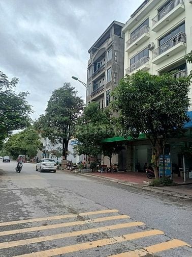 Bán nhà mặt phố Nguyễn Quyền, TP Bắc Ninh, dt 100m2 nhà 4 tầng đẹp