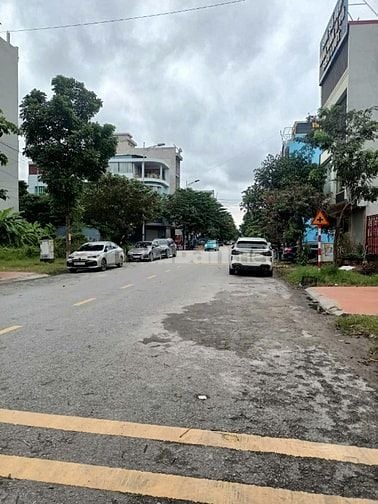 Bán nhà mặt phố Nguyễn Quyền, TP Bắc Ninh, dt 100m2 nhà 4 tầng đẹp