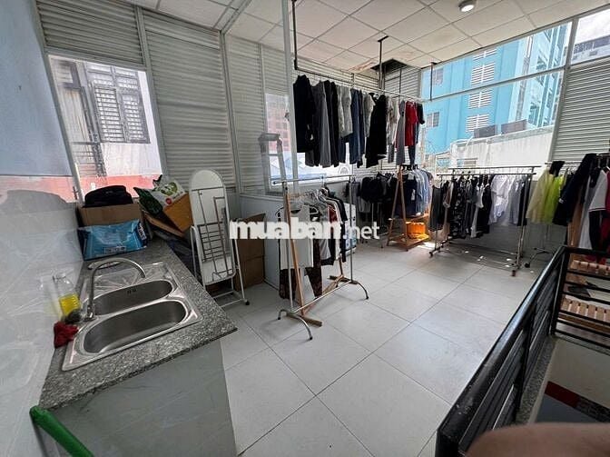 Phòn full nội thất CMT8, Q3 đối diện công viên giá 4tr