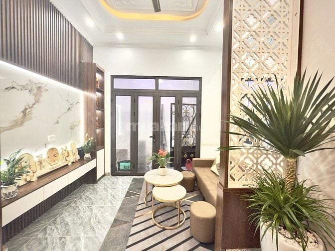 Bán nhà quận Hai Bà Trưng, 30m ra mặt phố, sân để xe riêng, 35m,5 tầng