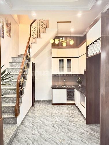 Bán nhà quận Hai Bà Trưng, 30m ra mặt phố, sân để xe riêng, 35m,5 tầng