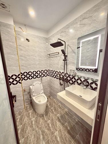 Bán nhà quận Hai Bà Trưng, 30m ra mặt phố, sân để xe riêng, 35m,5 tầng