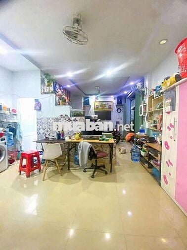 Nhà Bán Cách mạng Tháng 8 1 trệt 2 lầu đúc giá cực tốt