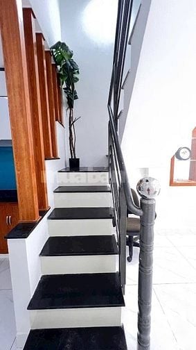 Nhà ngay Trường Sa - Quận 3 DT 55m2 giá 1 Tỷ 940 hẻm rộng, dọn ở ngay
