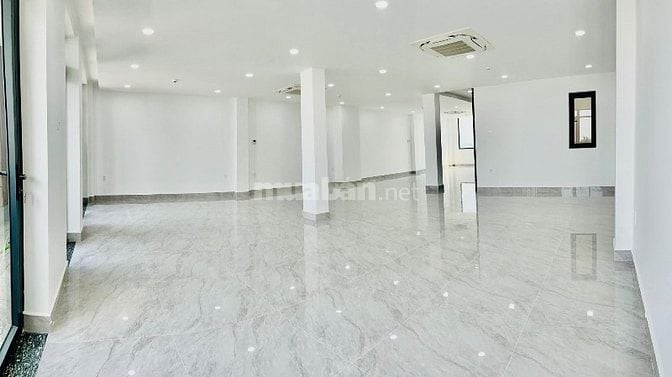 Cho Thuê Toà Nhà Văn Phòng Cao Cấp Vị Trí Đắc Địa Mặt Tiền Đường Lớn