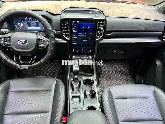 Bán Ford Everest Titanium 2023 xe màu đỏ hiếm