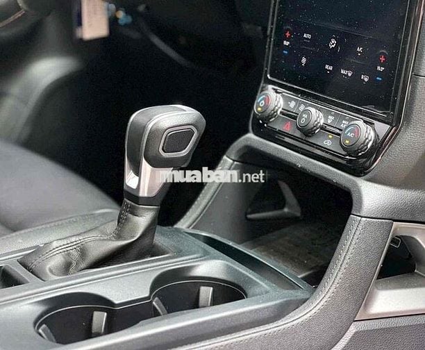 Bán Ford Everest Titanium 2023 xe màu đỏ hiếm