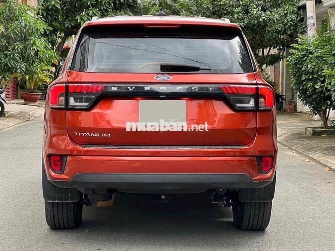Bán Ford Everest Titanium 2023 xe màu đỏ hiếm