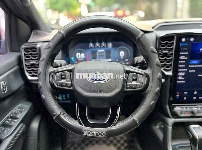 Bán Ford Everest Titanium 2023 xe màu đỏ hiếm