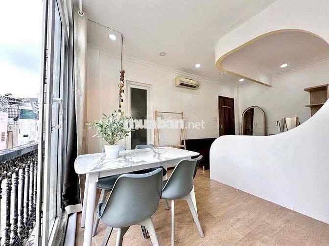 Ban công chill – góc sống Q7 gần Q1 Q4 chỉ 5tr5 đáng đồng tiền.