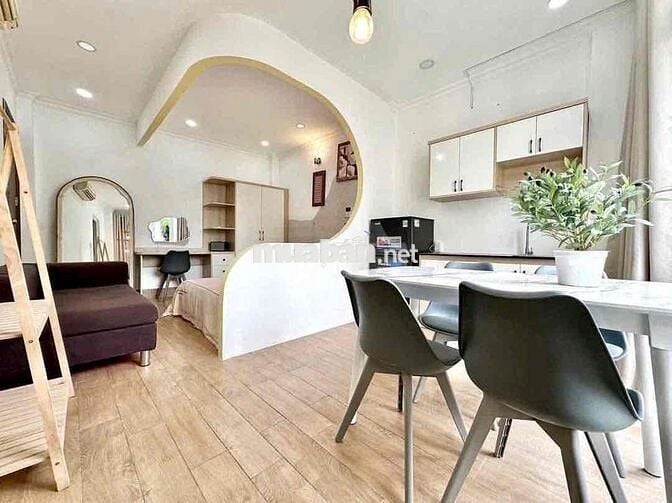 Ban công chill – góc sống Q7 gần Q1 Q4 chỉ 5tr5 đáng đồng tiền.