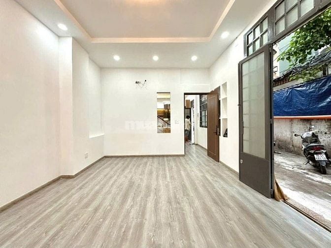 NHÀ NGAY TRUNG TÂM QUẬN 10 – NGANG KHỦNG 12.1M • HẺM XE HƠI • CÁCH MẶT