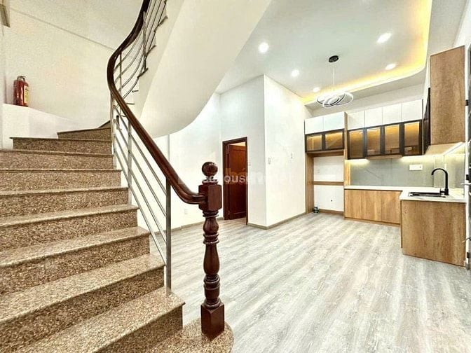 NHÀ NGAY TRUNG TÂM QUẬN 10 – NGANG KHỦNG 12.1M • HẺM XE HƠI • CÁCH MẶT