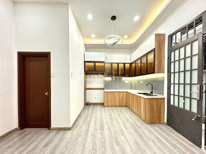 NHÀ NGAY TRUNG TÂM QUẬN 10 – NGANG KHỦNG 12.1M • HẺM XE HƠI • CÁCH MẶT