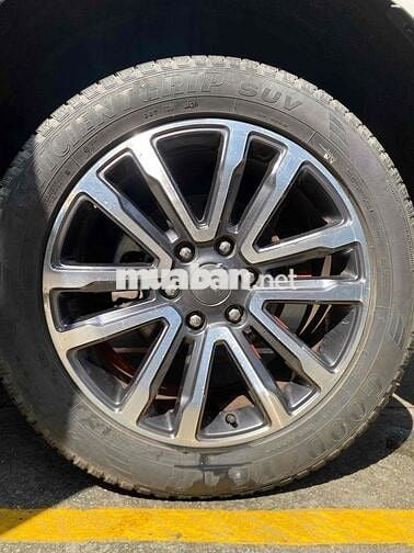 Xe Ford Everest Titamium nhập Thái Trùm Mền