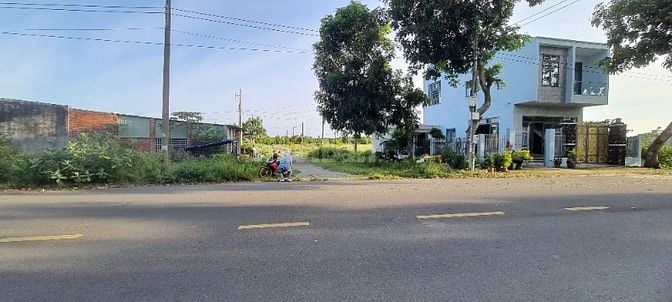 Bán siêu phẩm lô góc 2 mặt tiền đường nhựa lớn.