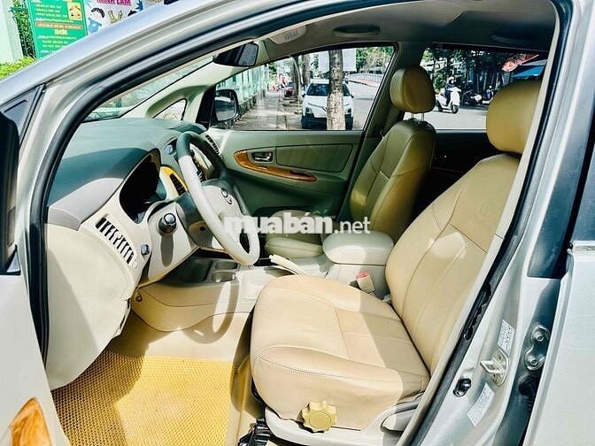 Toyota Innova tự động